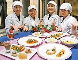 学生たちが７大アレルゲンを除いて考案したフルコースの料理＝稲沢市の愛知文教女子短大で