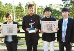 個人でも優勝した浅香昇吾さん（右から３人目）ら団体優勝の金沢工業大Ａの皆さん。左端はレディース優勝の塩崎あみさん＝宝達志水町米出で