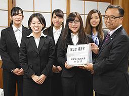 小川市長（右）に募金箱を手渡す学友会の役員ら＝１１月２８日、大垣市役所で