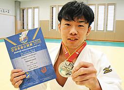 準優勝の銀メダルを披露する田中選手＝６日、名古屋市中村区の愛知大名古屋キャンパスで