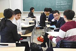 中間報告会に向けて準備状況を話し合う学生たち＝大垣市の岐阜経済大で