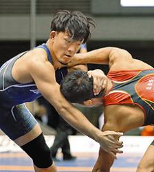 男子フリー８６キロ級準決勝　松坂誠応を攻める高谷惣亮（左）＝いずれも駒沢体育館で