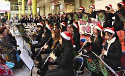 クリスマスソングを演奏する学生ら＝岐阜市の柳ケ瀬商店街で