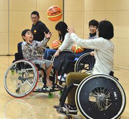 体験会で車いすバスケットボールを楽しむ人たち＝名古屋市東区の名城大ナゴヤドーム前キャンパスで