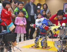機敏なダンスを披露したロボットたち＝瀬戸市蔵所町で