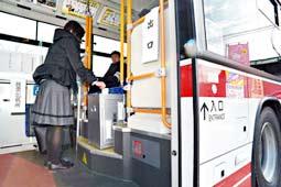 バスの車内に設置された投票箱に投票する学生＝豊田市の愛知工業大で