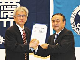 協定を結んだ愛知大の吉川センター長（左）とＪＡＦの柴田事務所長＝名古屋市中村区で