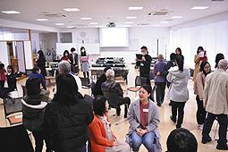 認知症の患者を演じる高齢者と話をする学生たち＝愛知県春日井市の中部大で
