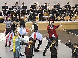 生演奏とともにリハーサルに臨む出演者ら＝岐阜県高山市千島町の飛騨・世界生活文化センターで