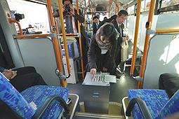 バス車両を使った移動期日前投票所で投票する学生＝３０日午前、愛知県豊田市の愛知工業大で