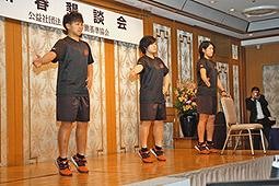 転倒予防体操を披露するトヨタ自動車女子ソフトボール部のメンバー＝名古屋市内で