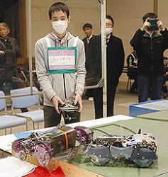 決勝リーグで白熱したロボットの対決を見せた出場者＝輪島市文化会館で