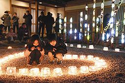 ハート形に飾られたアイスキャンドルを眺める子どもたち＝中津川市馬籠の馬籠集会所で