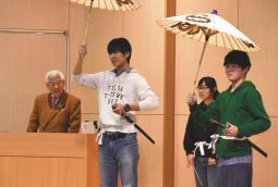 学生に歌舞伎の指導をする安田特任教授（左端）＝天白区の東海学園大で