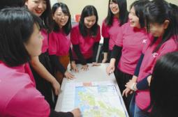 帰国後、現地の地図を見ながら釜山の感想を話し合う金城学院大の学生＝中部国際空港で