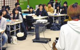 団体の活動内容を発表し合う学生たち＝金沢市片町で