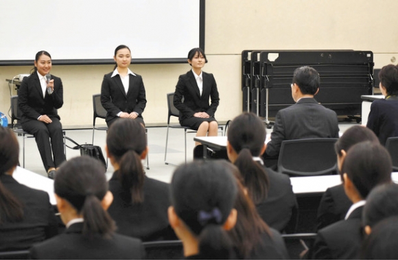 模擬面接で「学生時代に頑張ったこと」を語る学生たち＝名古屋市熱田区の名古屋国際会議場で