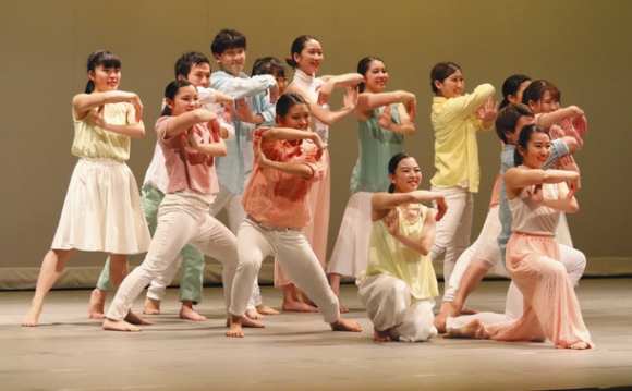 オープニングを飾る各大学のダンス部員たち＝刈谷市の愛知教育大で