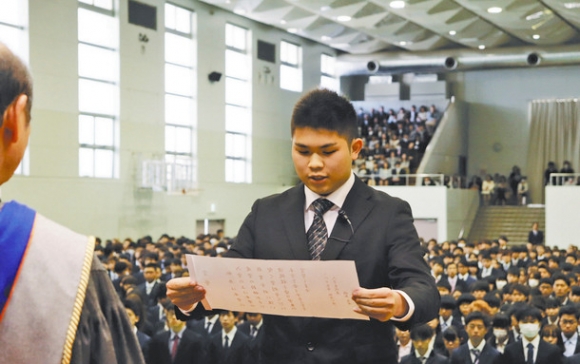 石原学長（左）に実りある学生生活を誓う橋本さん＝春日井市の中部大で