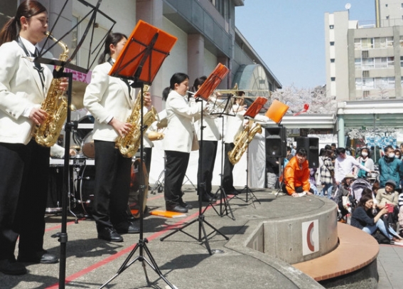 愛知東邦大吹奏楽団の演奏が披露された藤が丘さくらまつり＝名東区の地下鉄藤が丘駅周辺で