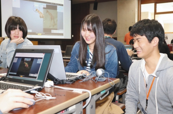 金沢工業大の学生（右）に教わりながら体験学習をする高校生＝野々市市の同大で