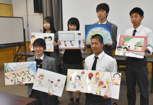 紙芝居の脚本を制作した生徒たち＝関市桜ケ丘の関高で