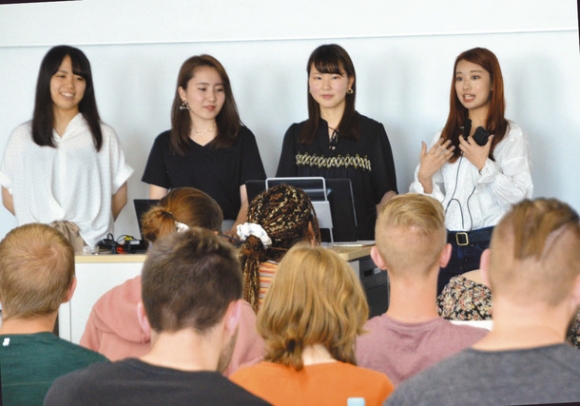 米国からの留学生に日本文化を伝える愛知大の学生ボランティア＝中村区平池町の愛知大で