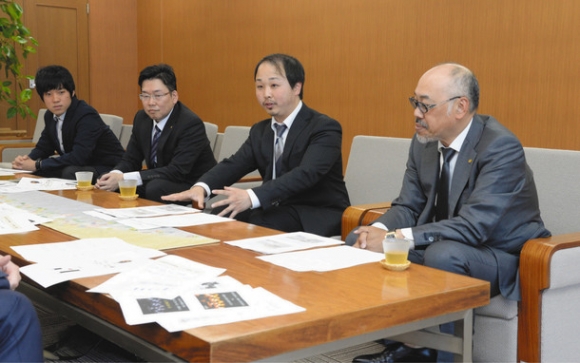 ビジネスプランを説明する３期生たちと喜多甚一理事長（右）＝金沢市役所で