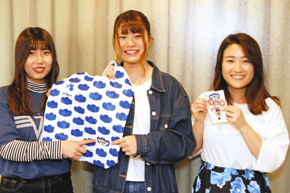 開発したエコバッグを手にする名古屋外大３年の（左から）番田雛多さん、柏木美舞さんと収納ケースを持つ石本多奏さん