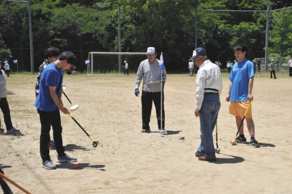 グラウンドゴルフで交流する学生と会員＝関市桐ケ丘の中部学院大で