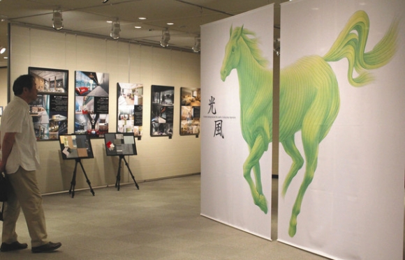 緑色の馬を描いた作品などが並ぶ会場＝名古屋市中区の電気文化会館で
