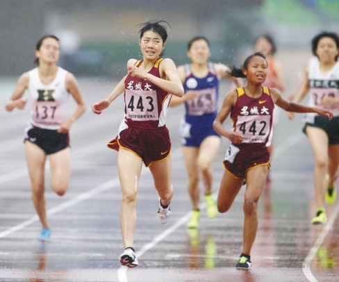 女子１５００メートル決勝　優勝した和田有菜（左）と２位の高松智美ムセンビ＝ＳｈｏｎａｎＢＭＷスタジアム平塚で