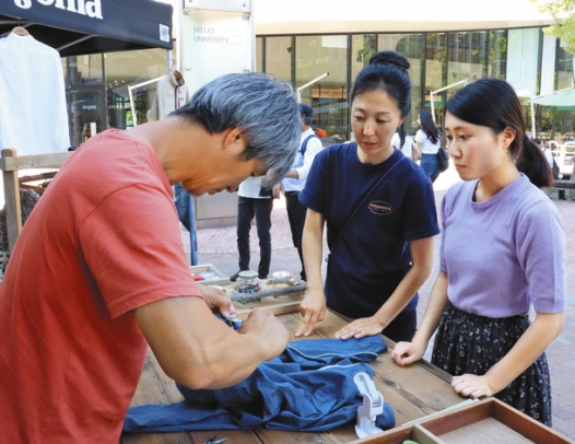 衣服の修理方法を学ぶ学生たち＝名古屋市東区の名城大ナゴヤドーム前キャンパスで