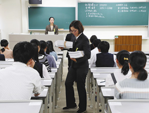 「大学入学共通テスト」の試行調査に臨む高校生ら＝2018年11月、名古屋市千種区の名古屋大で