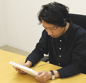 GTECの模擬問題に挑む記者=東京都内で