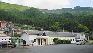 へき地ではないとされた浜松湖北高佐久間分校の最寄り駅、中部天竜駅。1日の乗客数はJR高山駅の1割に満たない=浜松市で