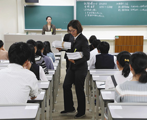 「大学入学共通テスト」の試行調査に臨む高校生ら=2018年11月、名古屋市千種区の名古屋大で