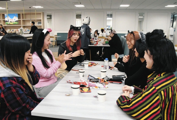 仮装して交流を楽しむ学生たち＝西区則武新町３の名古屋外国語大名駅キャンパスで